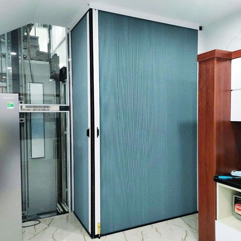 Vách ngăn cầu thang tổ ong được kéo kín để ngăn thất thoát hơi lạnh từ phòng khách lên các tầng trên.
