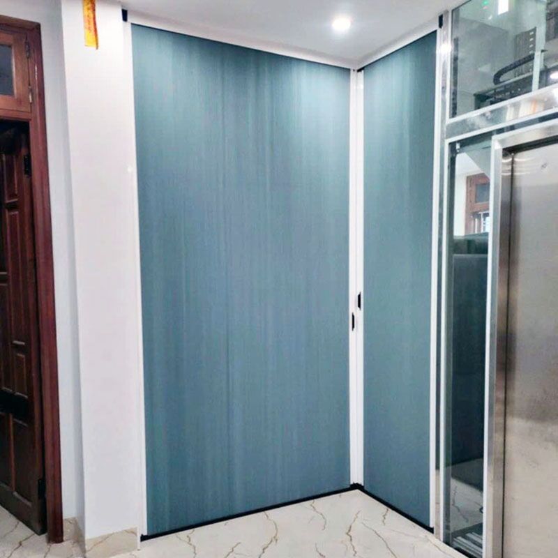 Vách ngăn cầu thang tổ ong lắp đặt trong nhà ống, tông màu sáng hài hòa với nội thất.